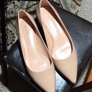 Wayderns woman pointed toe kitten heels size9/1/2 beige